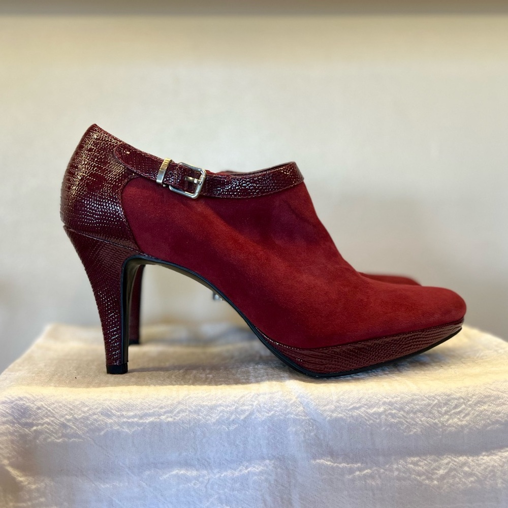 Bandolino Burgundy Suede Heels